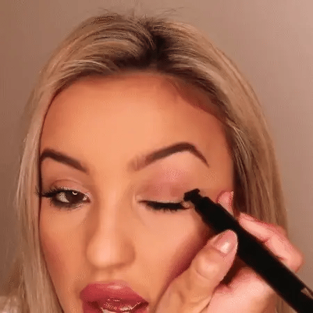 Tampon et stylo eye-liner 2-en-1